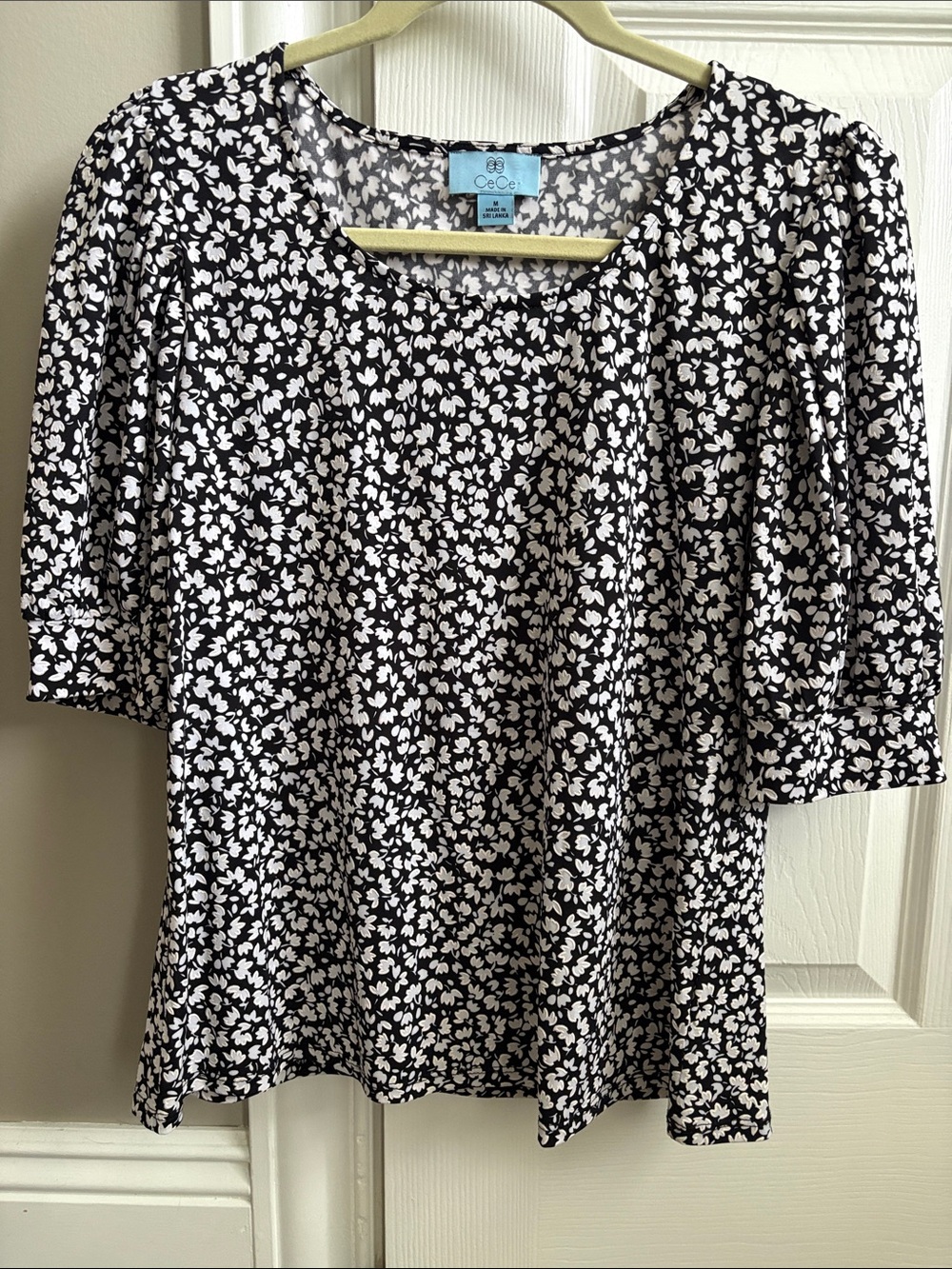 CeCe Black & White Floral Scoop Neck Short Puff Sleeve Top